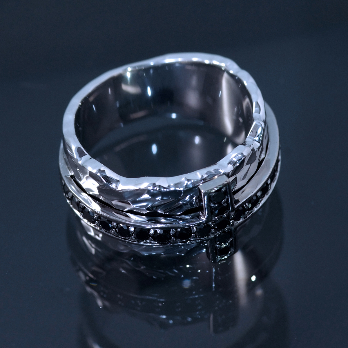 F1438 ブラックダイヤモンド0.70ct 最高級18金WG無垢セレブリティ