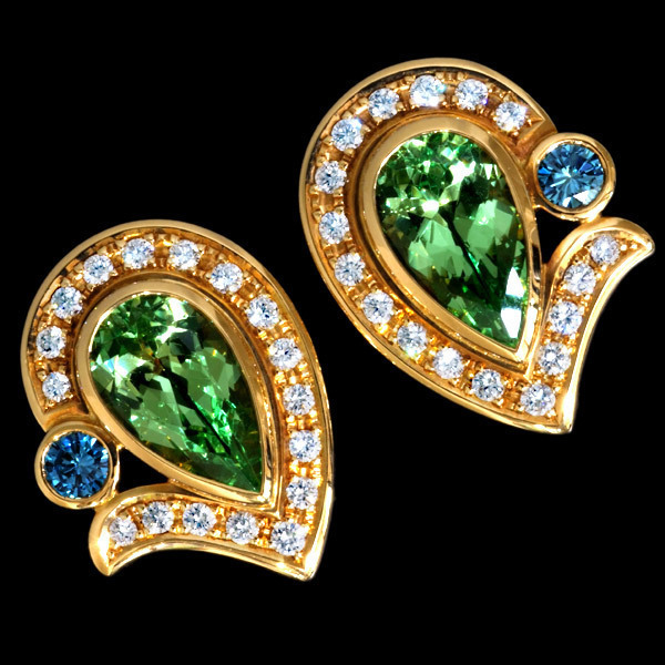 A8975[TASAKI]tasaki beautiful large grain green garnet natural rarity diamond 0.90ct top class 18 pure gold Celeb liti earrings 