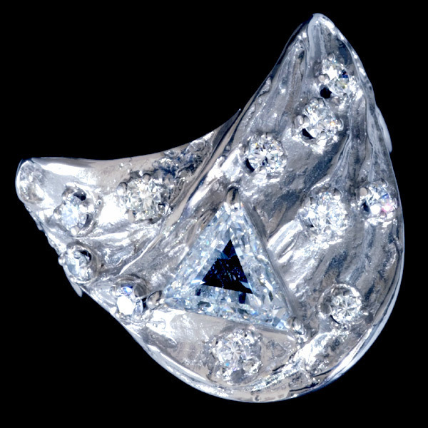 A8270【岩倉康二】美しい大粒トリリアントカットダイヤモンド１．０４６、０．４３ct 最高級Pｔ900/18KWG無垢セレブリティリング