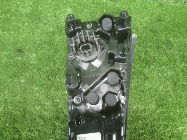 プリウス DAA-ZVW50 右テールランプ Sセーフティプラス 2ZR-FXE 070