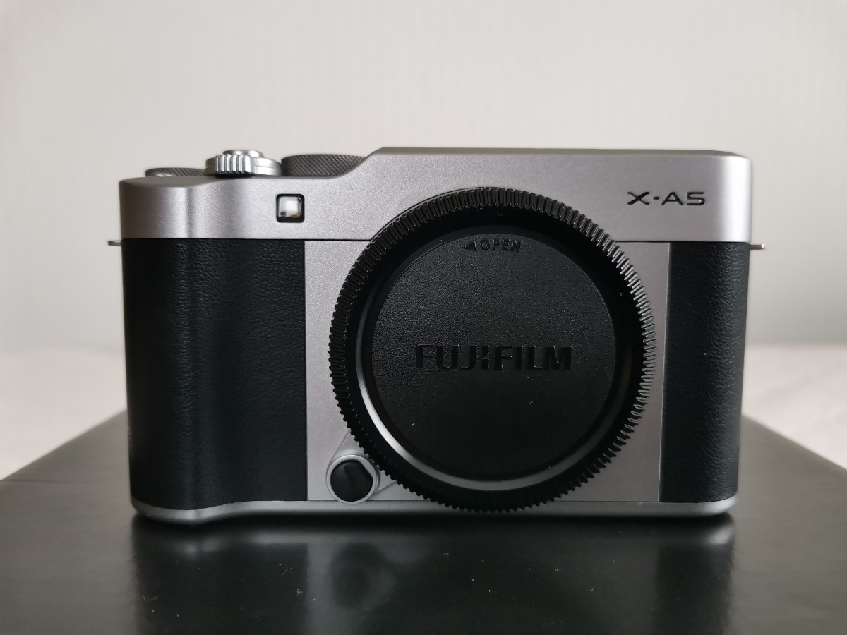 バッテリー爪折れあり FUJIFILM 富士フィルム ミラーレス一眼カメラ X-A5ボディ シルバー