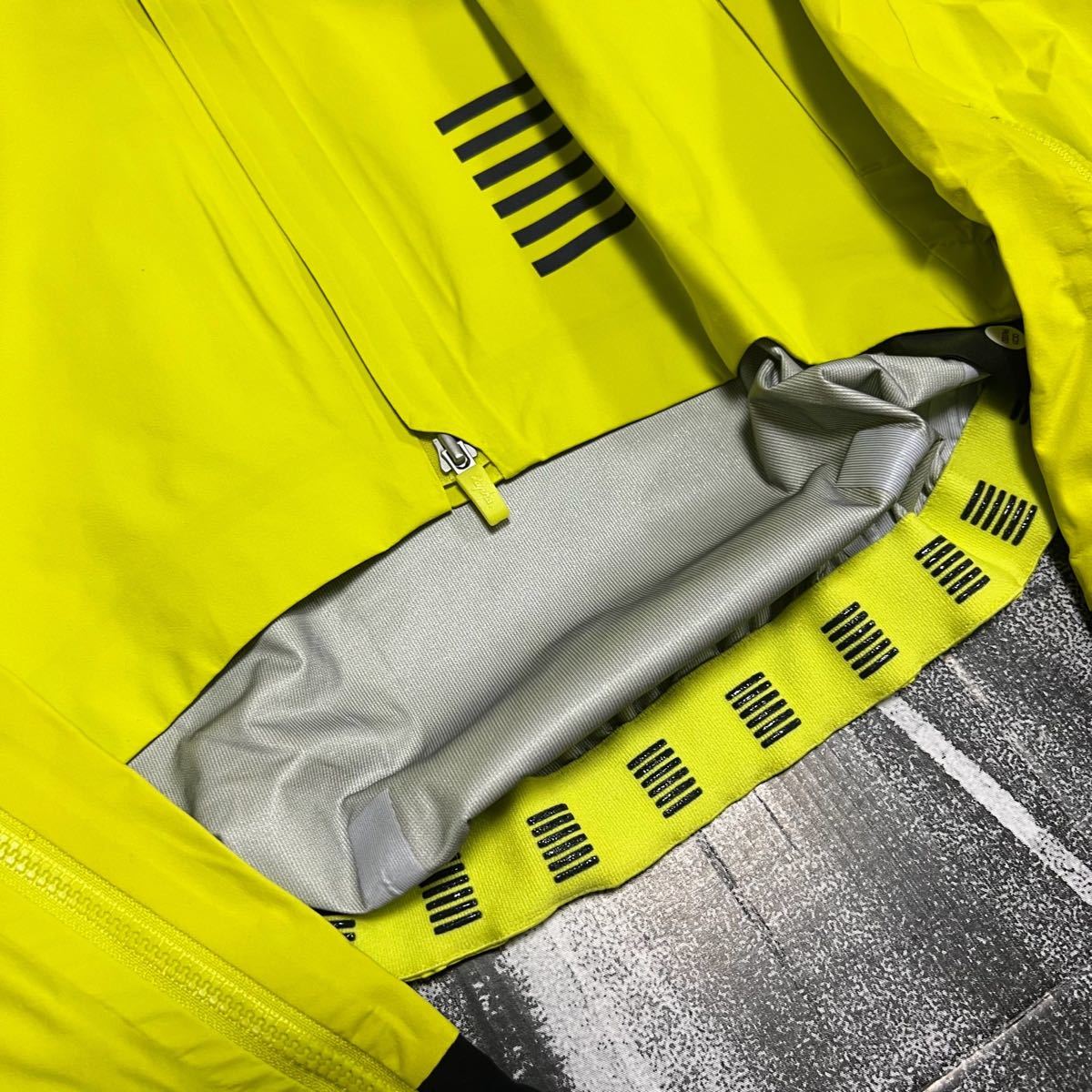 新品 Rapha Pro Team Race Cape XSサイズ イエロー|Yahoo 新品 Rapha Pro Team Race Cape XSサイズ イエロー|Yahoo
