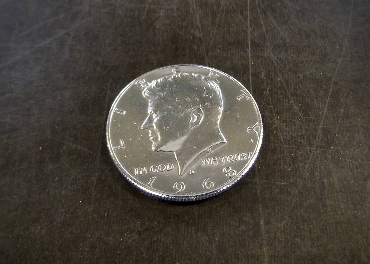 1968年 D刻印　ケネディ50セント銀貨　送料無料（13985）シルバー400　USA 貨幣　ハーフダラー アメリカ 硬貨_画像1