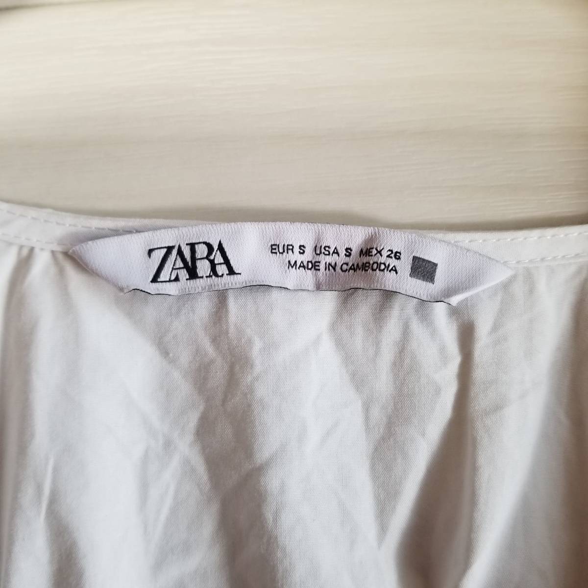 ZARA ザラ シャツ ブラウス 無地 ギャザー トップス Vネック ショート丈 五分袖 レディース サイズS ブラック m442_画像3