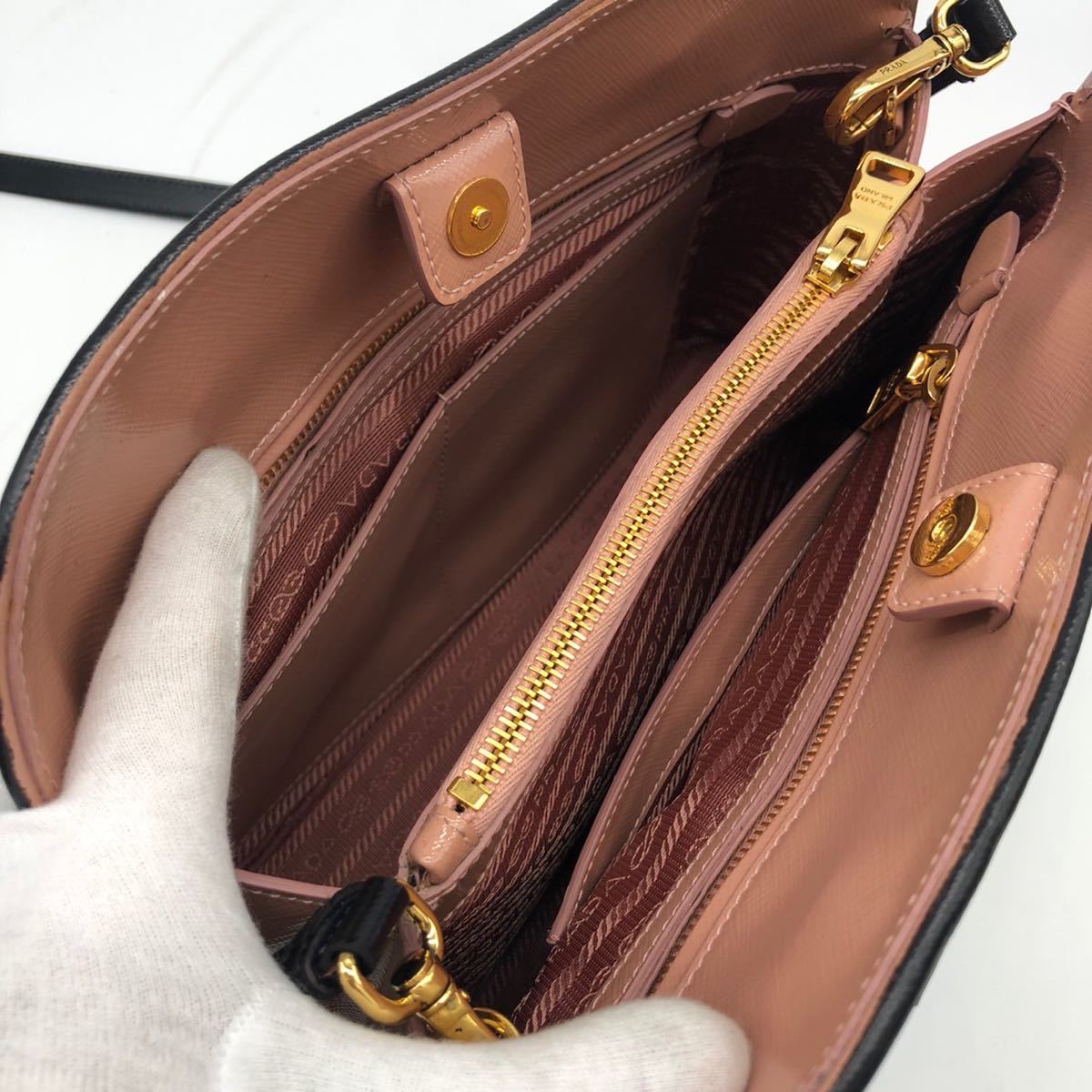 1円 【超稀品・ほぼ未使用品】PRADA プラダ 三角プレート サフィアーノ