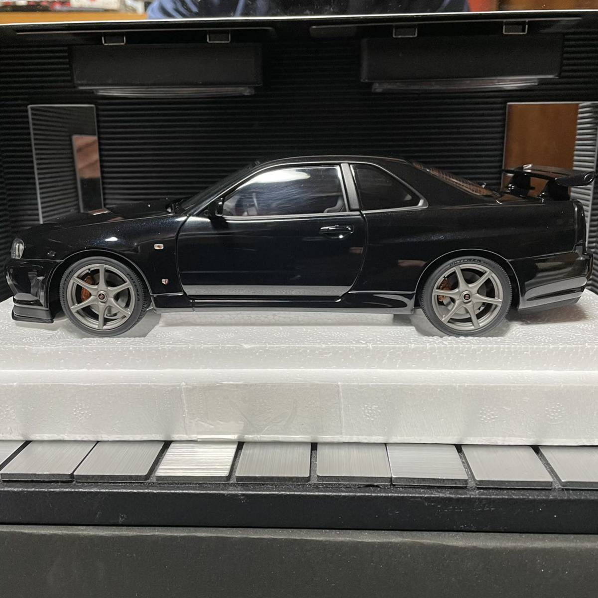 未展示品オートアート1/18スカイライン GT-R R34 V-SPEC II ブラックパール_画像3