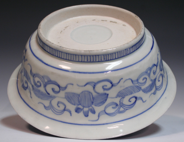 青**【SALE】古伊万里/染付蝶捻文大鉢/明治時代(深鉢ベロ藍微塵唐草