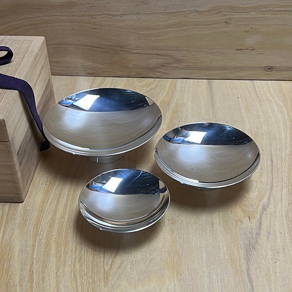 Yahoo!オークション - 純銀 三重盃 142g 純銀盃 酒器 木箱入 共 Yahoo!オークション - 純銀 三重盃 142g 純銀盃 酒器 木箱入 共