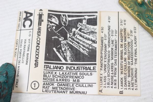 E03/Various - Italiano Industriale　/　Area Condizionata AC 1/300限定　カセットテープ　ノイズ_画像4