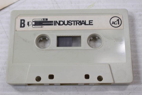 E03/Various - Italiano Industriale　/　Area Condizionata AC 1/300限定　カセットテープ　ノイズ_画像9