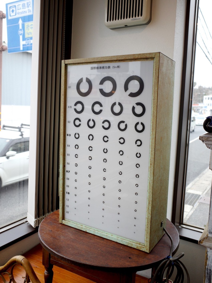 ○レトロな　視力検査 測定器　点灯します　シャビー 古道具のgplus広島　2203ｋ_画像1