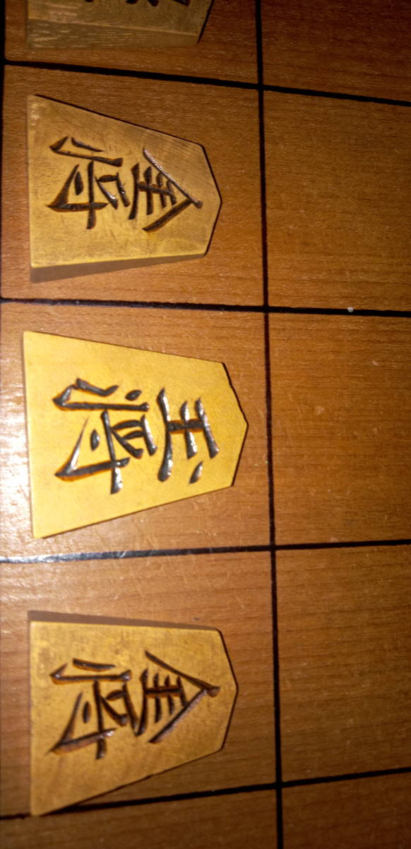 上品 手彫り　手造り柾目　将棋盤セット脚付き　上級者用　　漆塗り　脚付き取り外し可能　駒は旧漢字です。 膳