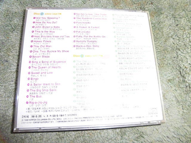 Y206 2枚組CD NHK「英語であそぼ」盤きずがありますが聴くのに支障あるかもしれません 全50曲入り 歌詞対訳書付_画像2
