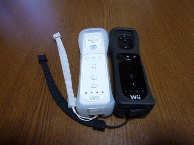 RSJ046【送料無料 即日発送　動作確認済】Wii リモコン ジャケット ストラップ　 2個セット ホワイト　ブラック　白　黒　カバー