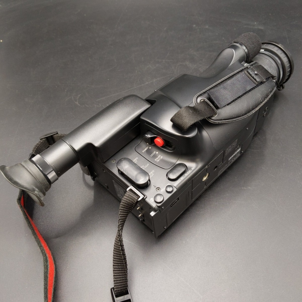 [80i1010] SONY CCD-V88 Handycam ソニーハンディカム Video8 ジャンク品 　レトロ　バッテリー NP-77　充電器　AC-V30　_画像5