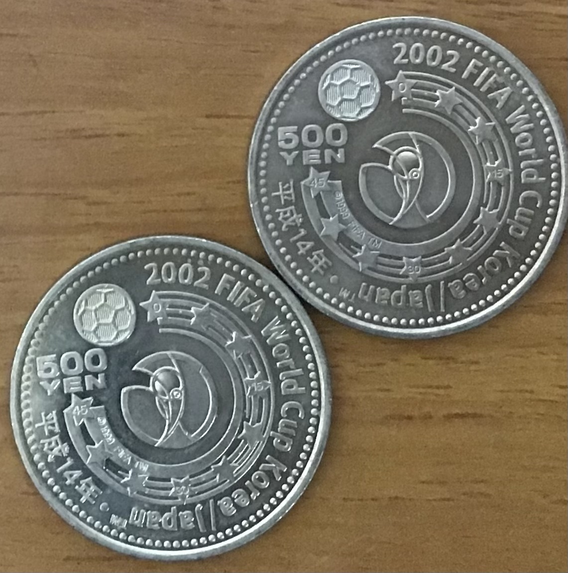 03-42:2002FIFAワールドカップ記念500円ニッケル黄銅貨（南北アメリカ）2枚 *_画像2