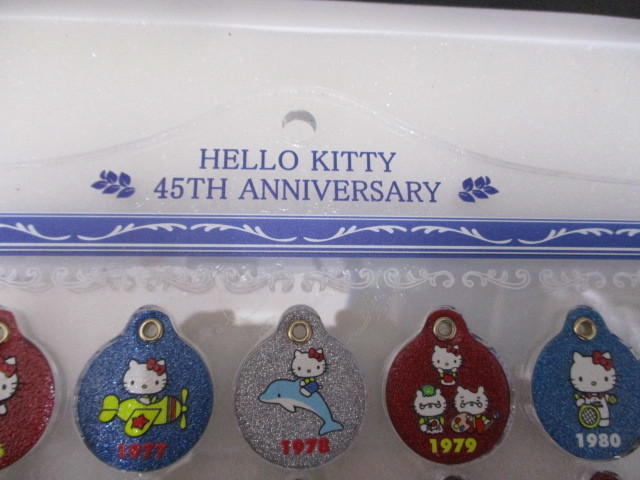 k63 ハローキティ 45th Anniversary ヒストリカル チャーム 45個セット 1974-2018 HELLO KITTY サンリオ 80サイズ発送_画像2