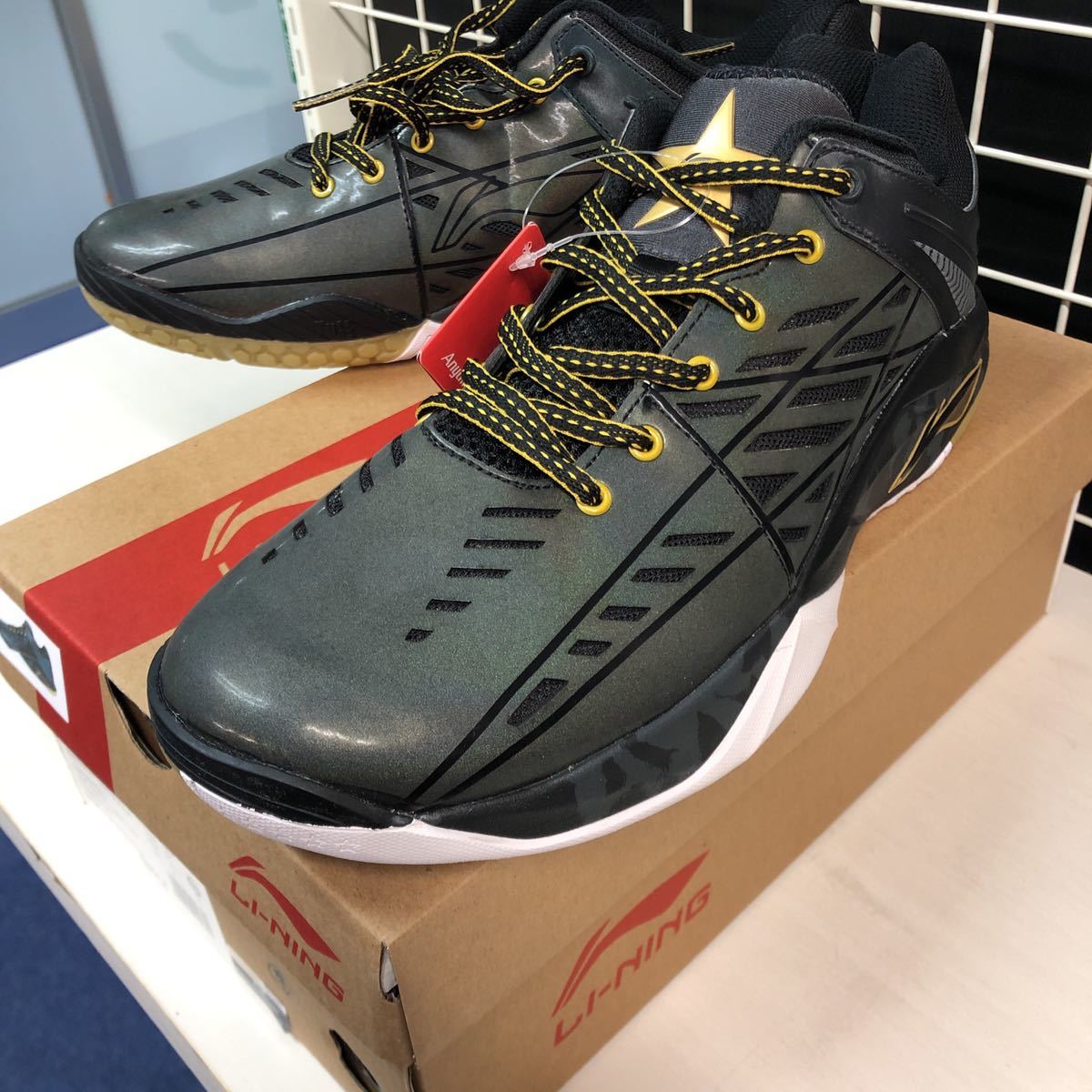 8630円 柔らかい li-ning バドミントンシューズ リーニン 青黄 25.5 cm 3E 8630円 柔らかい li-ning バドミントンシューズ リーニン 青黄 25.5 cm 3E