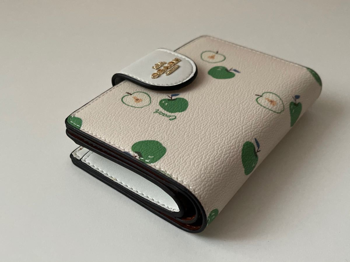 新品】COACH コーチ 二つ折り財布 青りんご グリーンアップル 新品】COACH コーチ 二つ折り財布 青りんご グリーンアップル