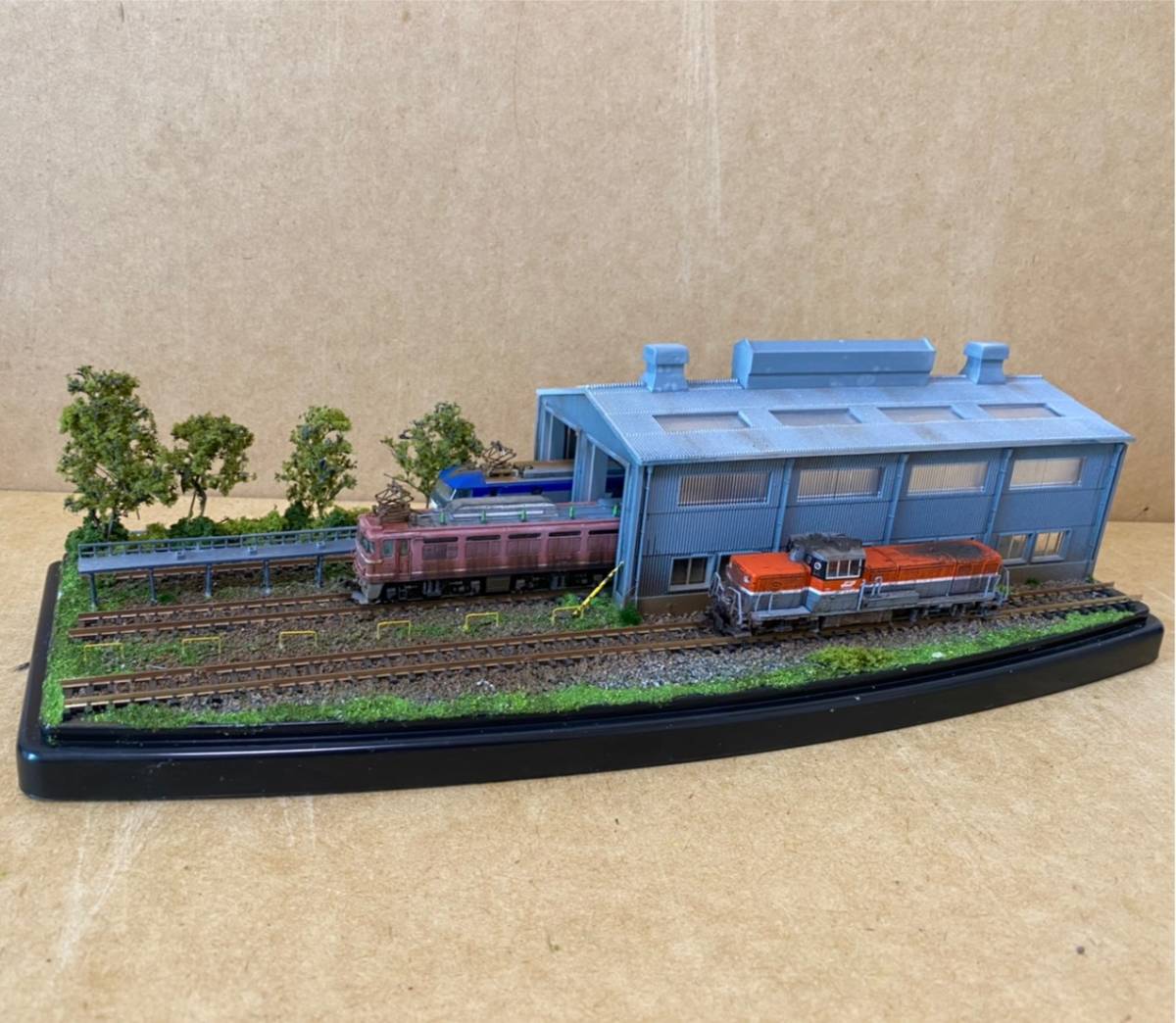 Nゲージ 鉄道ジオラマ完成品 電車庫のある風景 鉄道模型 1/150 送料無料