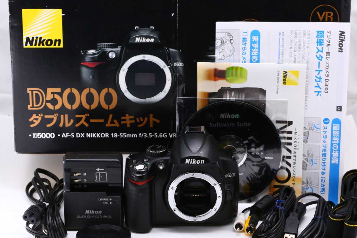Nikon D5000 デジタルカメラボディー（付属品多数）-