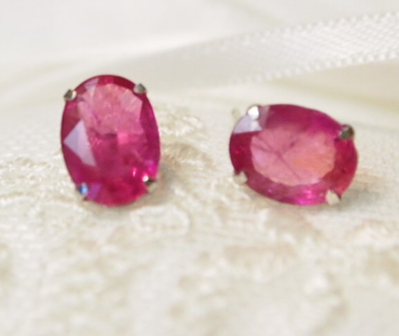 【公式】フジのお歳暮・冬ギフト - WEBカタログ掲載中 3.00ct ホワイトゴールド製 18金 送料無料 新品 天然 誕生石/3カラット/即決有 ピアス/K18WG/赤/7月 スタッド デザイン シンプル ルビー ルビー