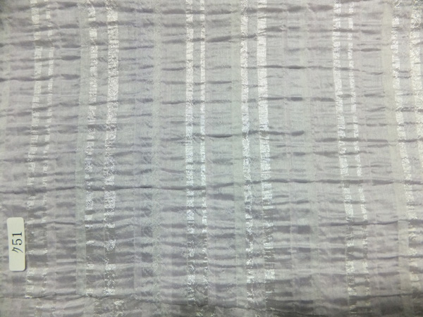 ク51　軽いポリ素材に　サッカ－織りに銀ラメを_画像1