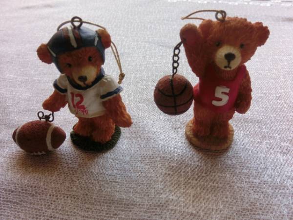 Bear くま　置物 2個　★可愛い置物★　熊＆バスケットボール、熊＆ラグビーボール_画像1