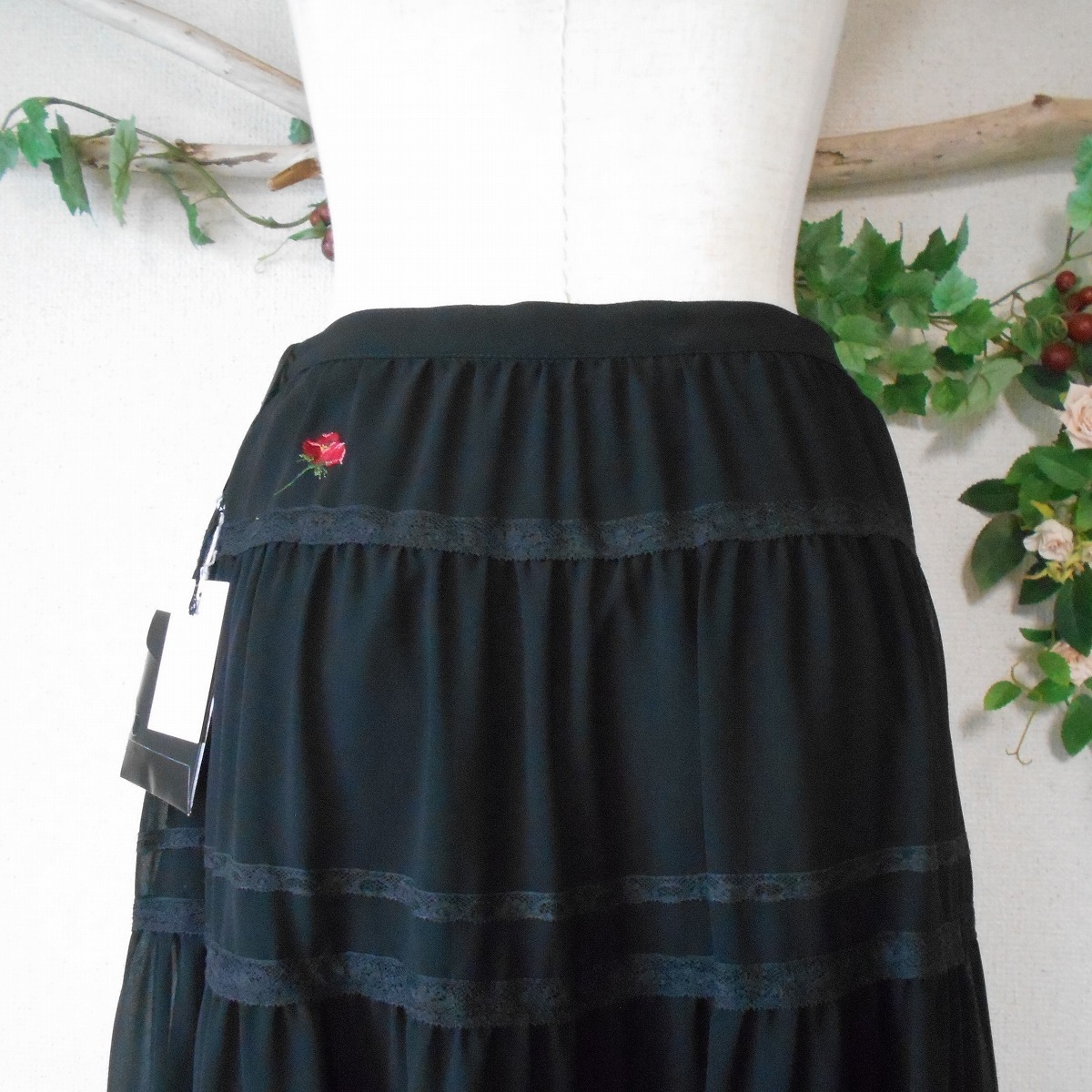 未使用 インゲボルグ INGEBORG お花 刺繍 の 素敵 な シースルー ギャザー スカート 黒 日本製 M_画像8