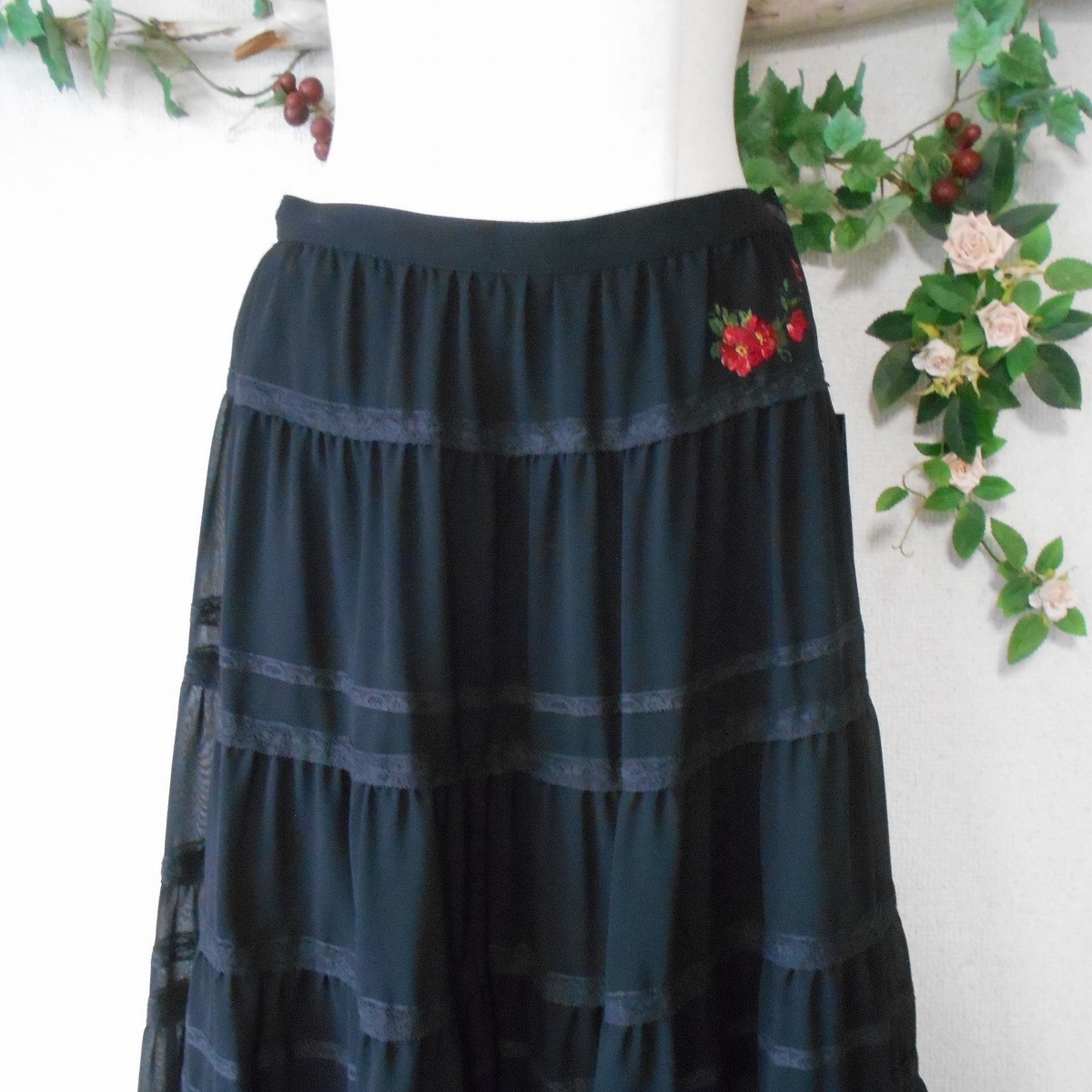 未使用 インゲボルグ INGEBORG お花 刺繍 の 素敵 な シースルー ギャザー スカート 黒 日本製 M_画像2