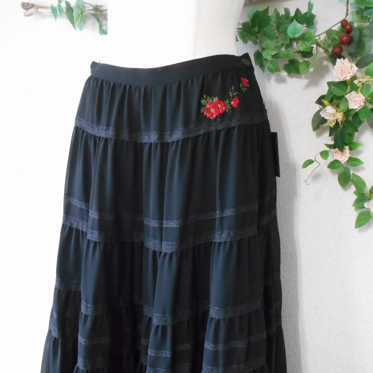 未使用 インゲボルグ INGEBORG お花 刺繍 の 素敵 な シースルー ギャザー スカート 黒 日本製 M_画像4
