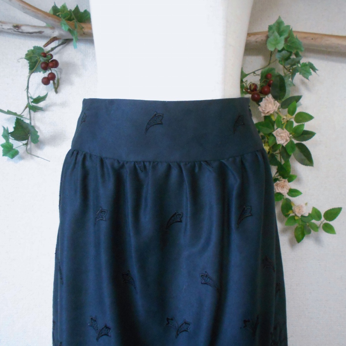 新品 タグ付き 27300円 ルーニィ LOUNIE 秋冬春 カットワーク 刺繍 の 素敵 な スカート 36_画像2