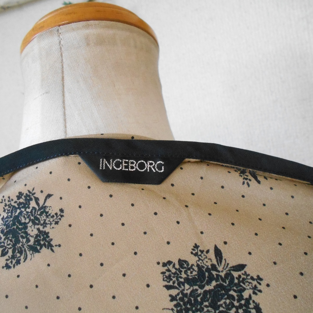 １回使用 インゲボルグ INGEBORG ピンタック & フリル の 可愛い ブラウス 日本製 9_画像7