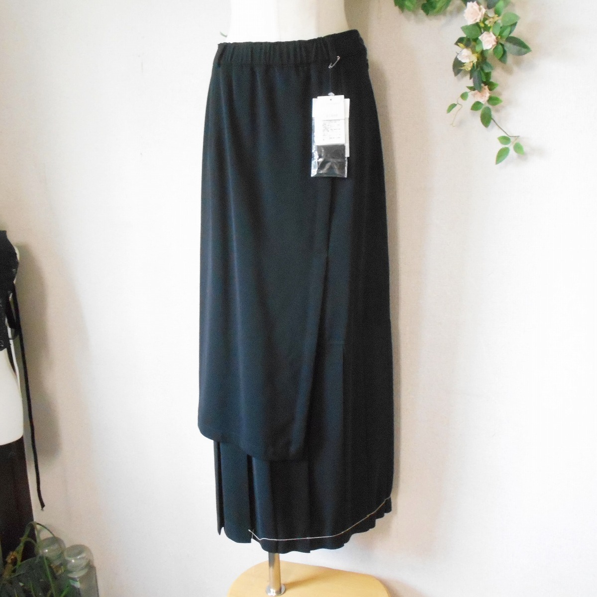 新品 タグ付き 21000円 クラージュ Coulage 部分 プリーツ の お洒落 な スカート 黒 日本製 M_画像4