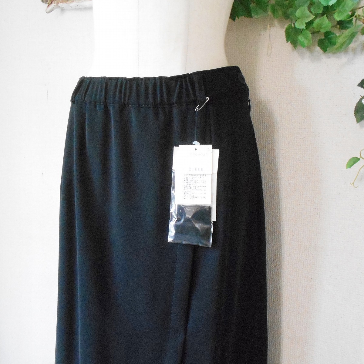 新品 タグ付き 21000円 クラージュ Coulage 部分 プリーツ の お洒落 な スカート 黒 日本製 M_画像3