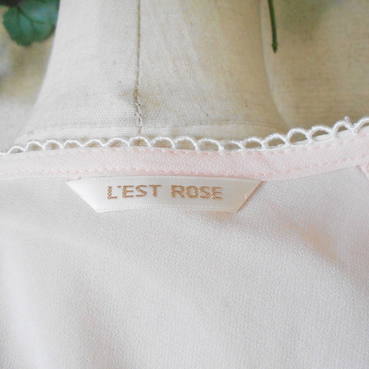 美品 レストローズ LEST ROSE 春夏 向き 刺繍 入り レース テープ 使用 シフォン ブラウス 2_画像8