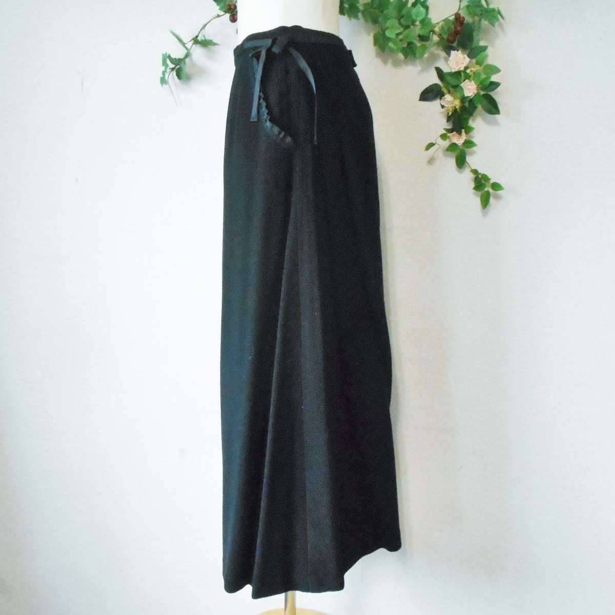 未使用 インゲボルグ INGEBORG 秋冬 向き リボン & フリル の 可愛い ロング スカート 黒 日本製 L_画像5