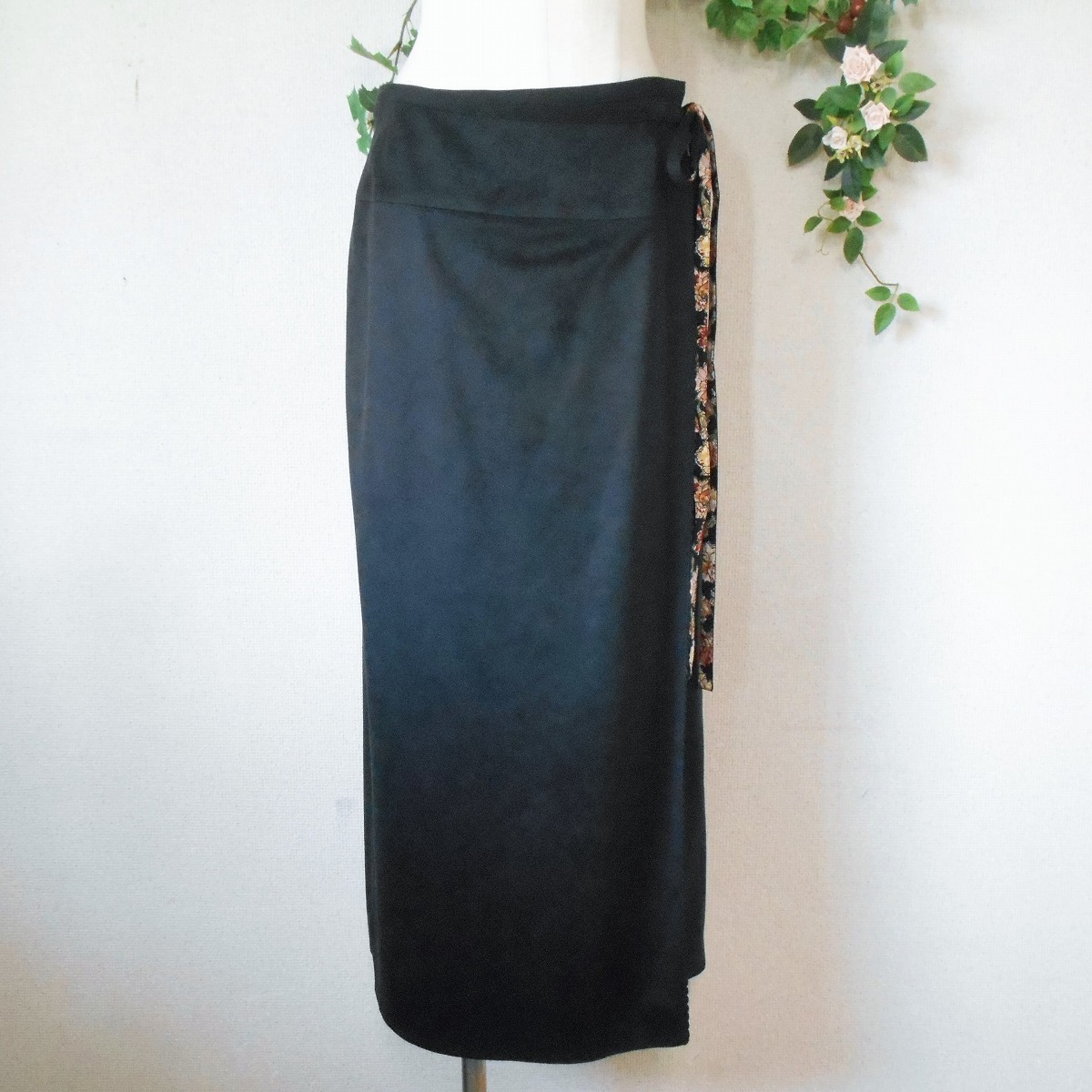 未使用 インゲボルグ INGEBORG 裏地 花柄 ちりめん 使用 の 素敵 な 巻き スカート 黒 日本製 M_画像2