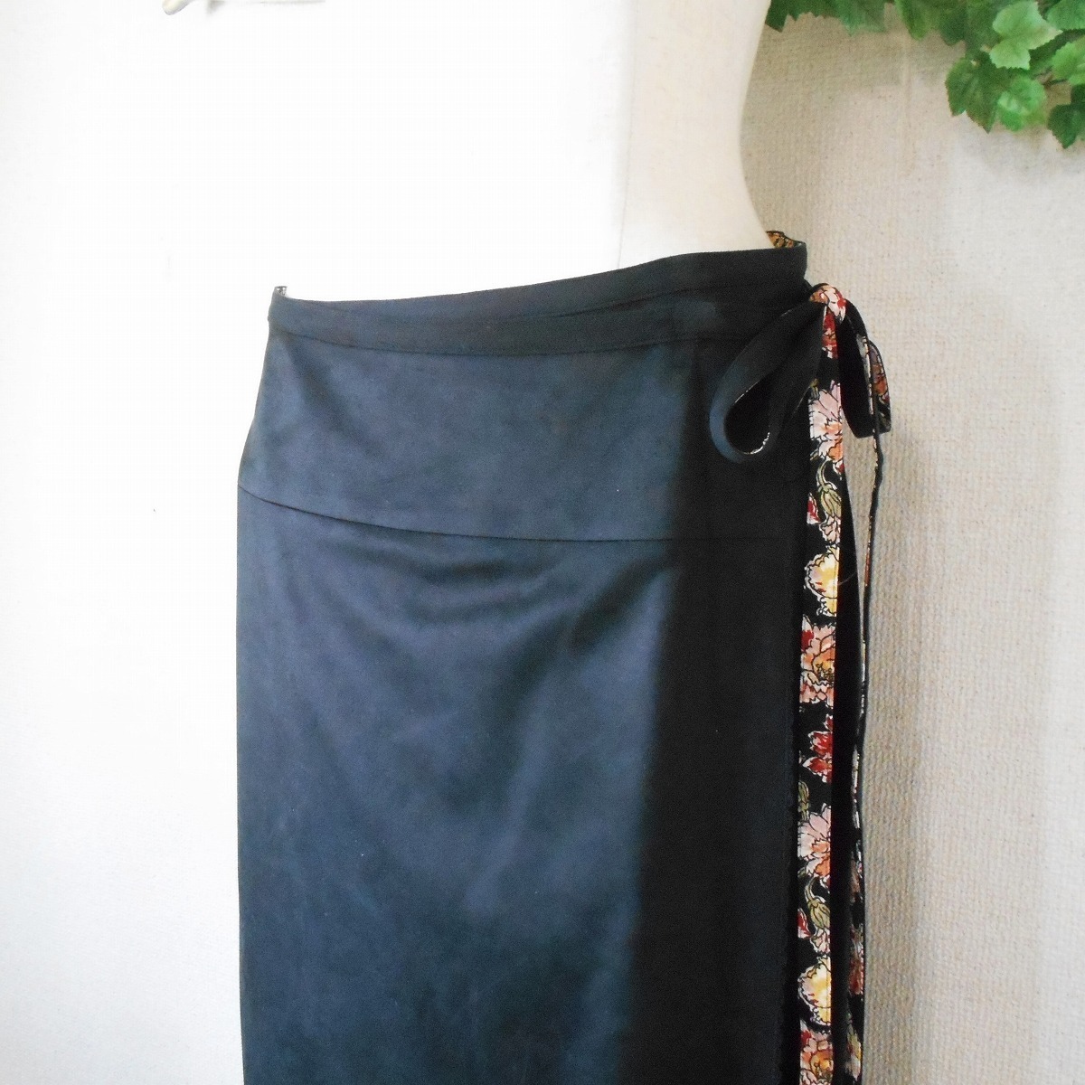 未使用 インゲボルグ INGEBORG 裏地 花柄 ちりめん 使用 の 素敵 な 巻き スカート 黒 日本製 M_画像4