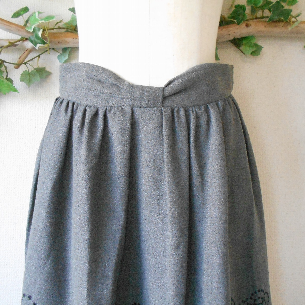 クレイサス CLATHAS カットワーク 刺繍 の 可愛い 秋冬 向き ひざ丈 ギャザー スカート 日本制 38