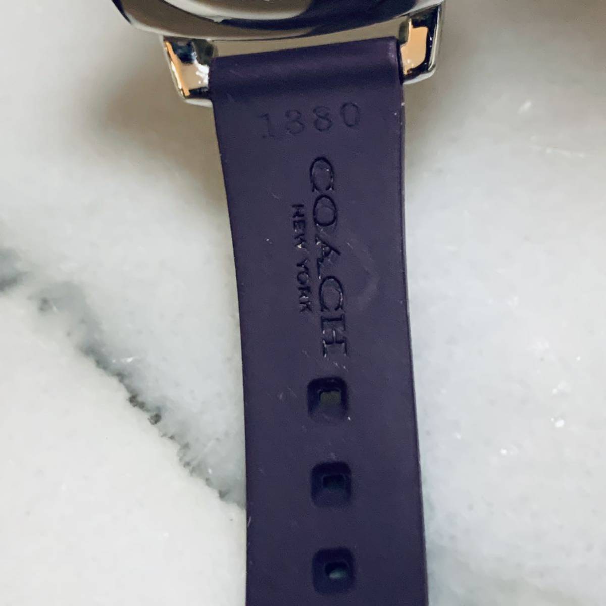 極美品 COACH コーチ 腕時計 時計 高級ブランド ラバーベルト 紫 極美品 COACH コーチ 腕時計 時計 高級ブランド ラバーベルト 紫