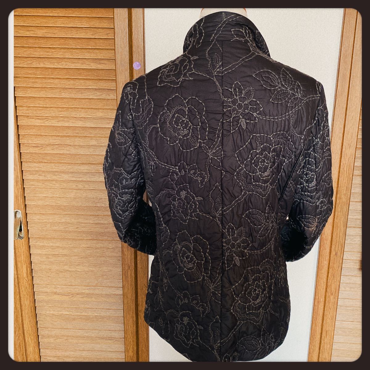 【限定】軽く羽織れて暖かい　ブラック黒刺繍レディースキルティングジャケットM〜L