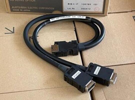 新品　三菱 MITSUBISHI MR-J4FCCBL03M 長さ0.3M 保証付き _画像1