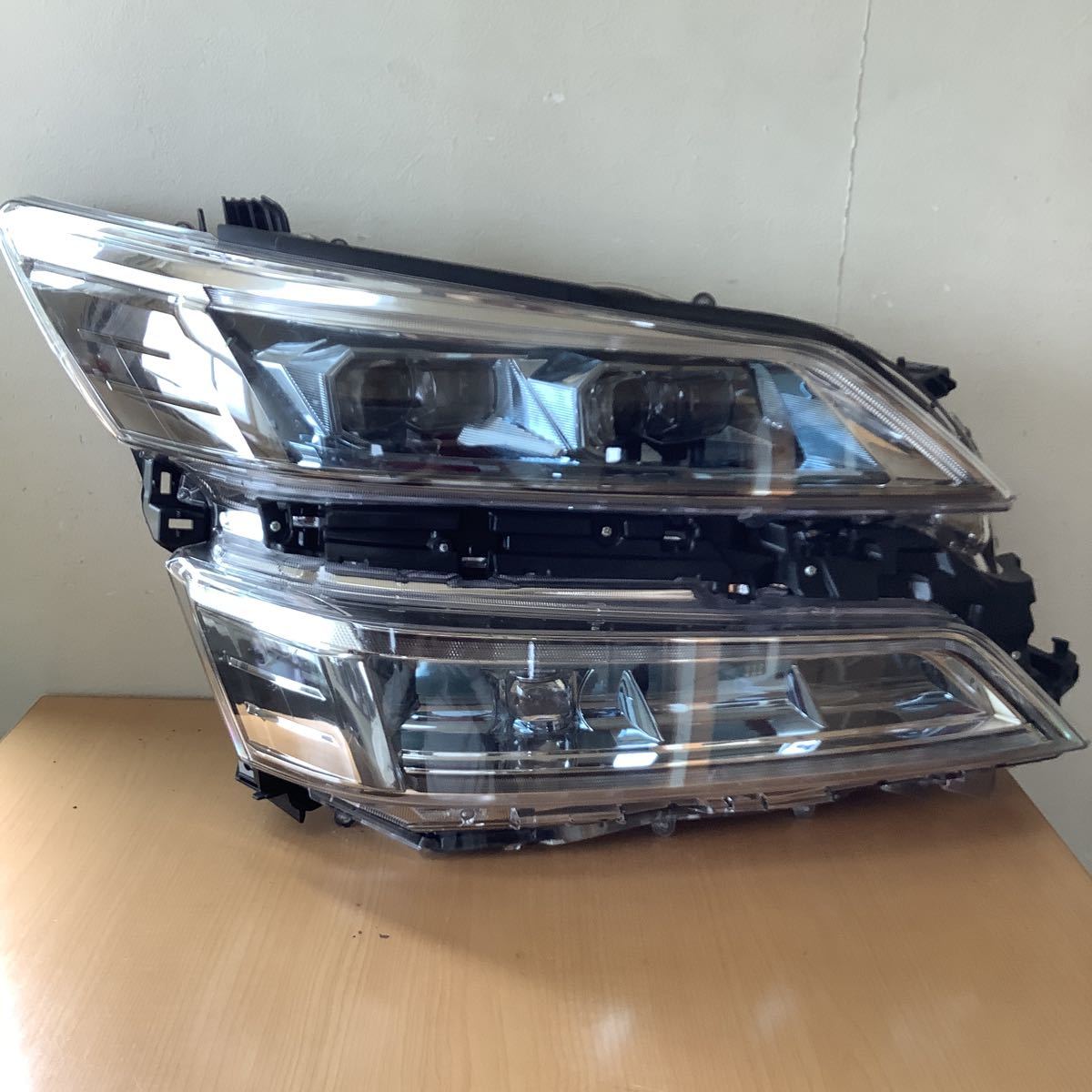 1284 TOYOTA ヴェルファイア 30 純正 2眼 後期 右 ヘッドライト