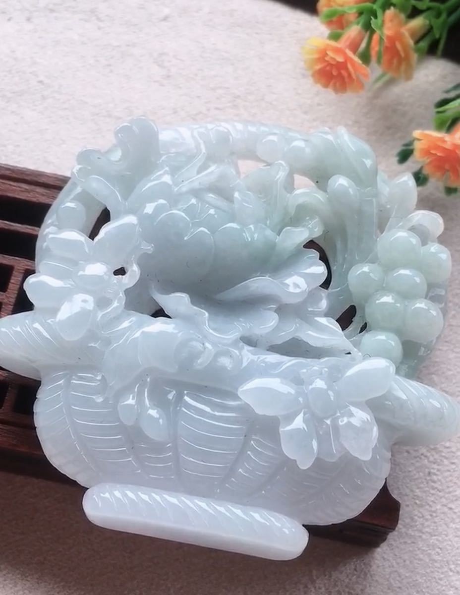 【2021年製 新品】 本翡翠ペンダント　可愛い　ミャンマー産　みずみずしい　彫刻　牡丹花 ヒスイ ヒスイ