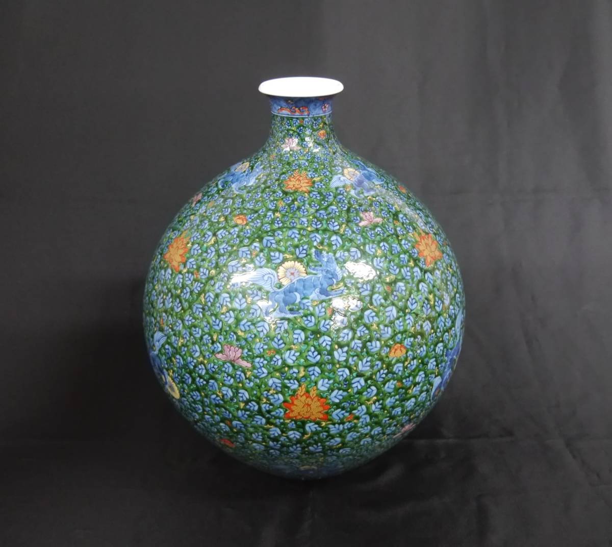 美品 村上玄輝 作 有田焼 花瓶 緑彩獅子唐草文様 染錦/染付 壺/壷/花器