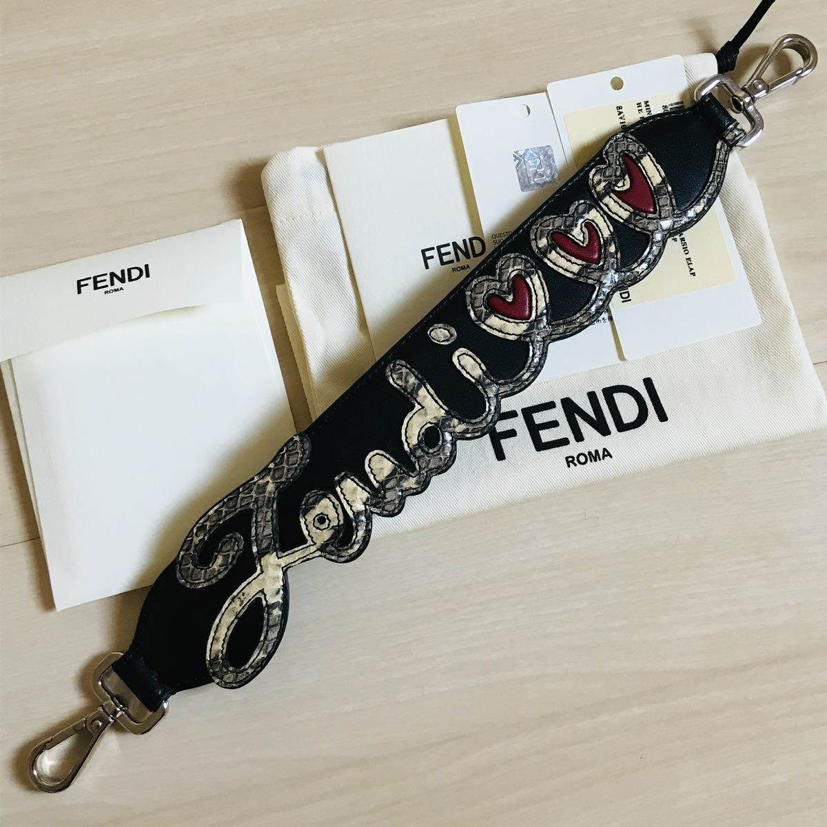 極美品 FENDI フェンディ ストラップユー グラフティロゴ ハート 黒 バッグストラップ バイザウェイ - www.icaten.gob.mx