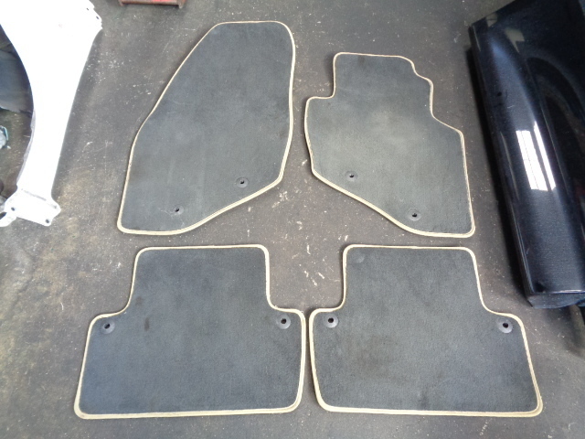  Volvo V70 SB5224W original floor mat 