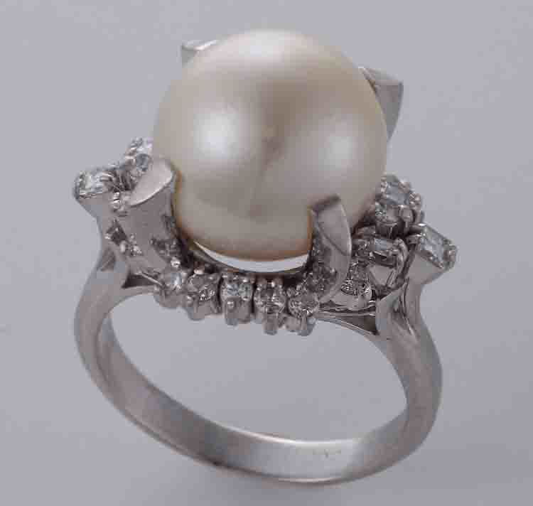 *12.7mm.. White Butterfly . pearl + dia. Pt900 britain 14 number ring *13.6g/IP-5163