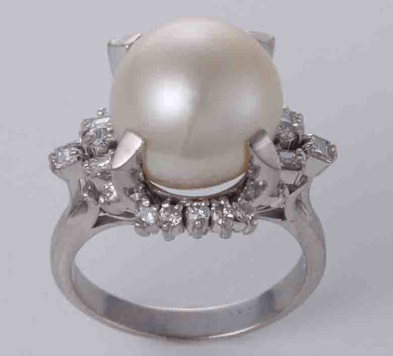 *12.7mm.. White Butterfly . pearl + dia. Pt900 britain 14 number ring *13.6g/IP-5163